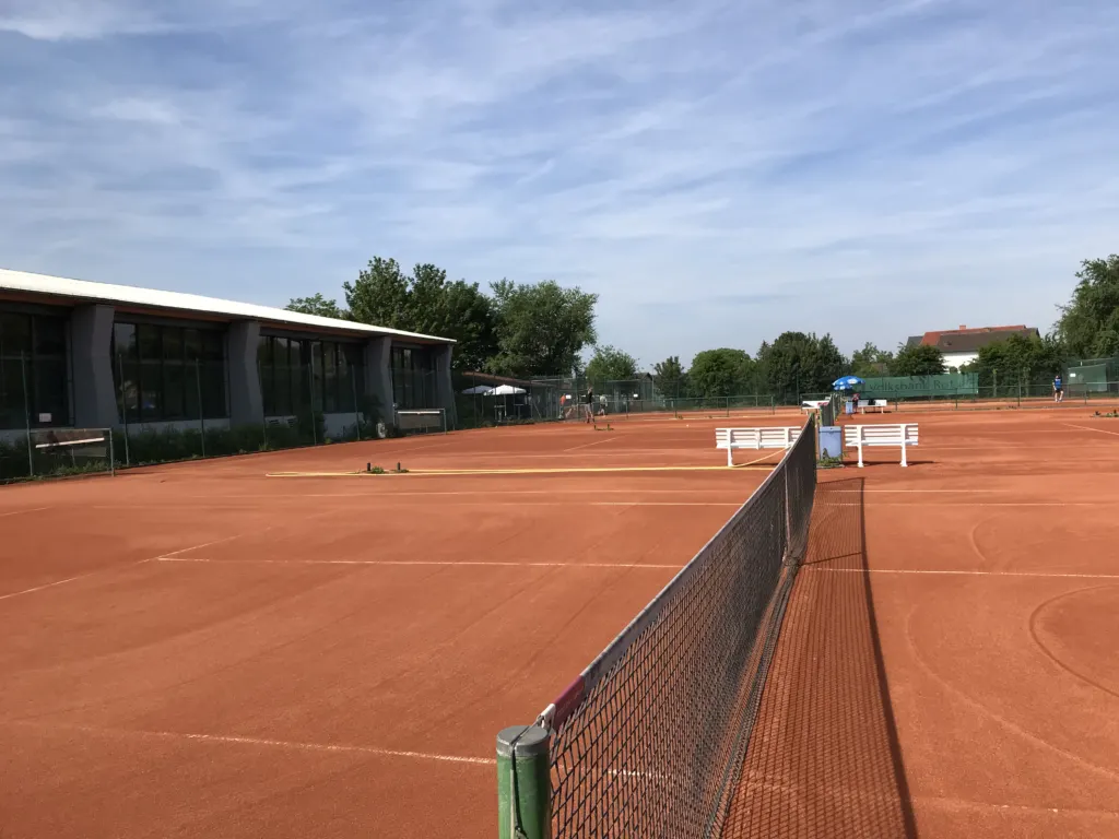 Sandplätze des TC Malsch 2000 mit Tennishalle