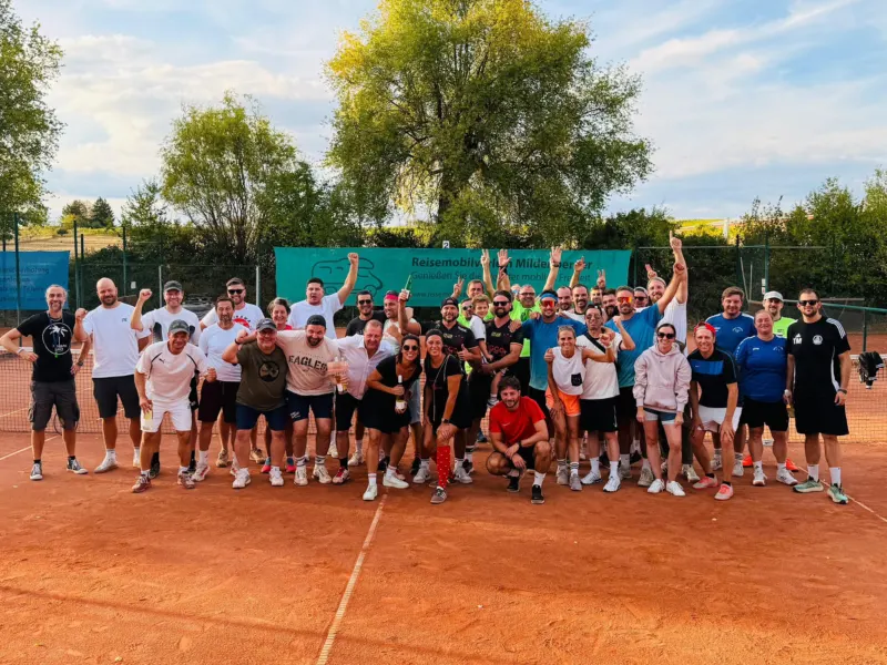 Gruppenfoto der Teilnehmerinnen und Teilnehmer des 2. Letzenbergcups 2026 auf dem Tennisplatz