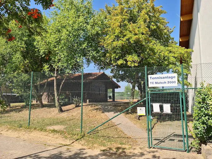 Eingangstor mit Schild „Tennisanlage TC Malsch 2000“