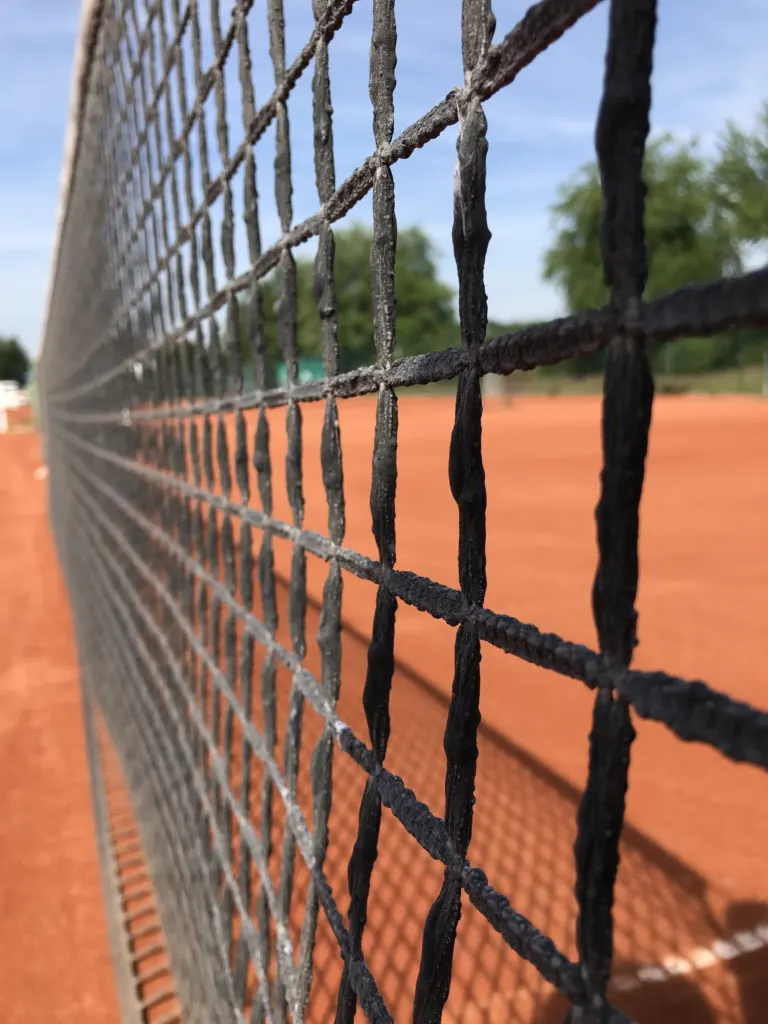 Tennisnetz in Nahaufnahme vor dem Sandplatz