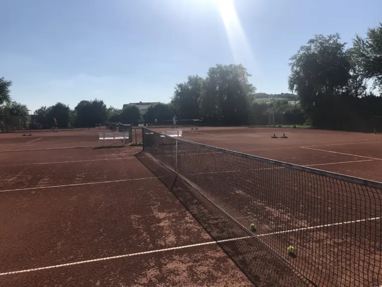 Die Sandplätze des TC Malsch 2000 an einem sonnigen Tag