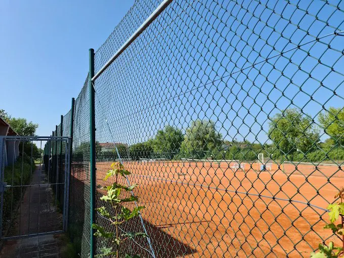 Blick durch den Zaun auf die Sandplätze des TC Malsch 2000