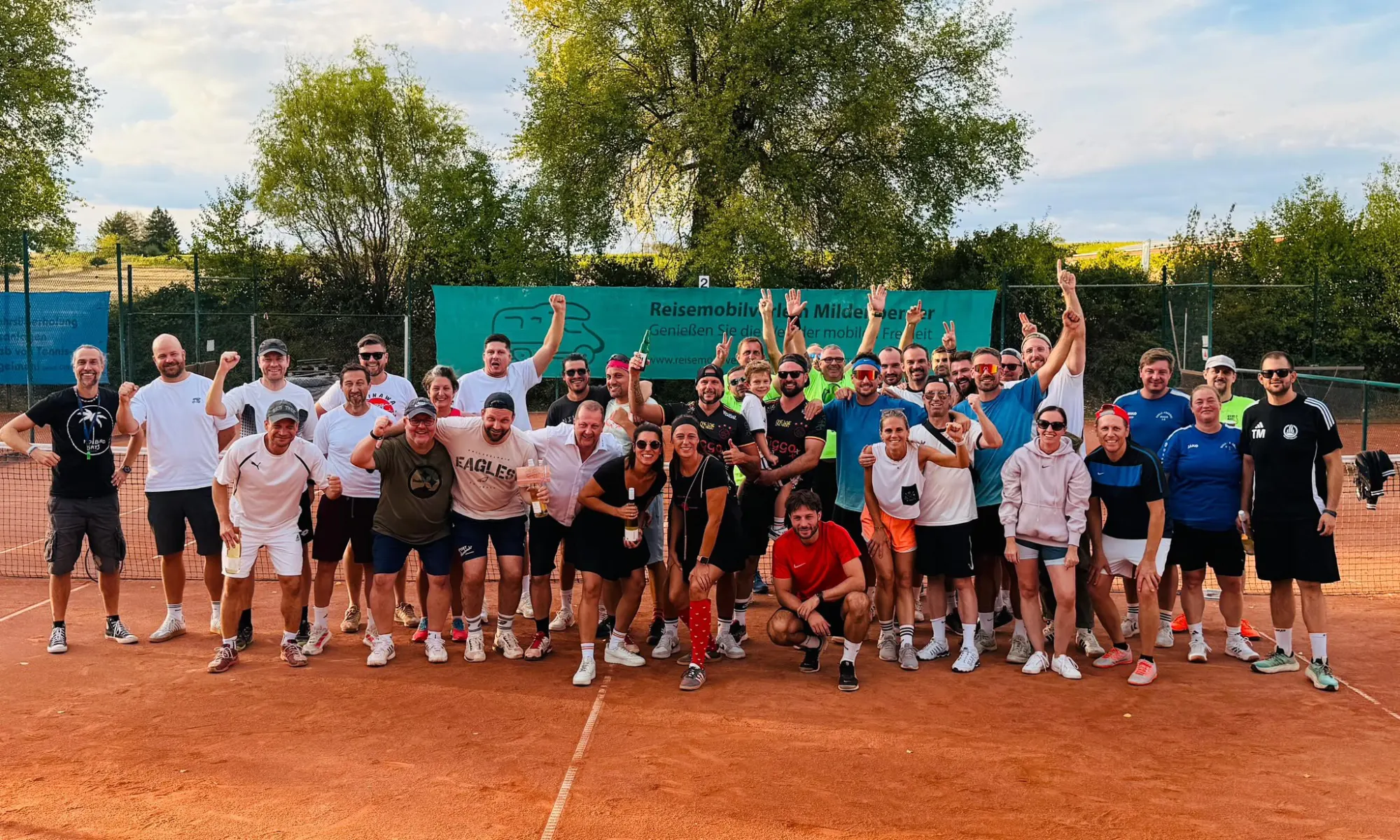 Gruppenfoto der Teilnehmerinnen und Teilnehmer des 2. Letzenbergcups 2026 auf dem Tennisplatz