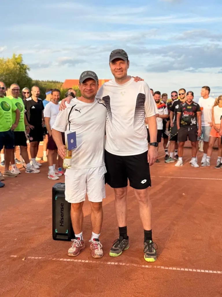 Zwei Spieler bei der Siegerehrung des Letzenbergcups