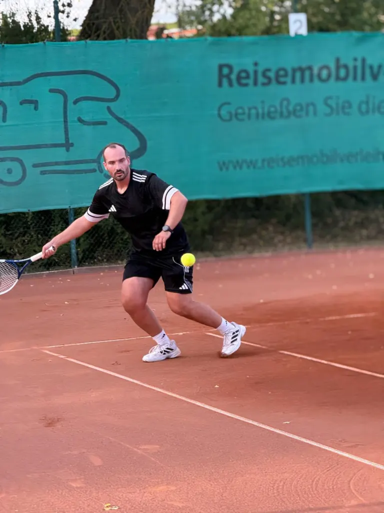 Spieler beim Schlag auf dem Sandplatz