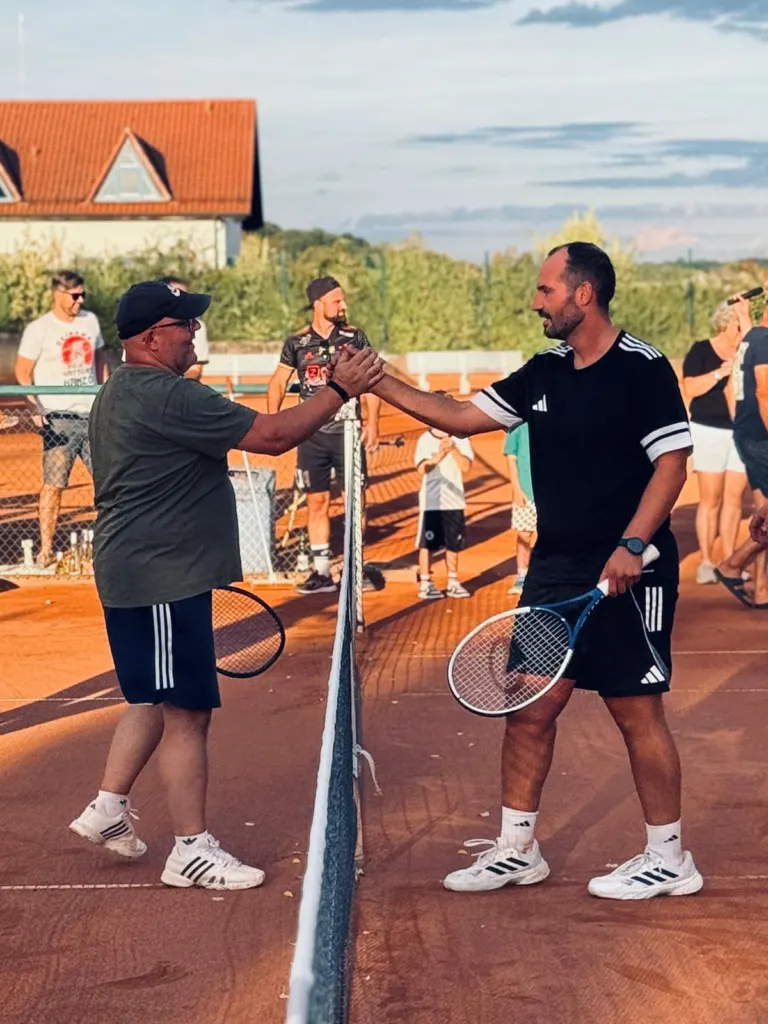 Handschlag am Netz nach dem Spiel