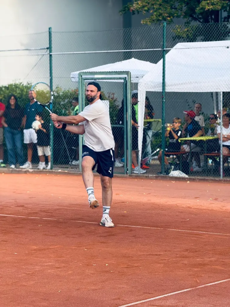 Spieler nach einem Schlag, im Hintergrund Zuschauer