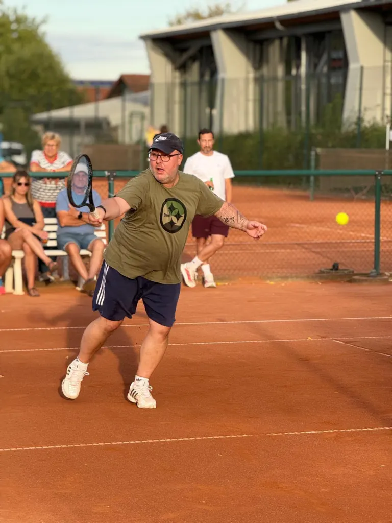 Spieler beim Volley auf dem Sandplatz