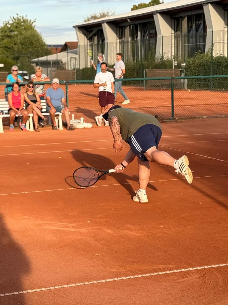 Spieler streckt sich nach einem tiefen Ball
