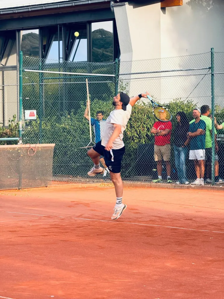 Spieler beim Aufschlag